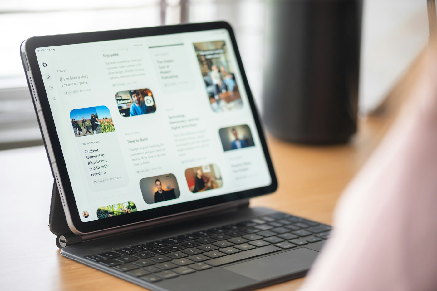 iPad con teclado sobre un escritorio de madera