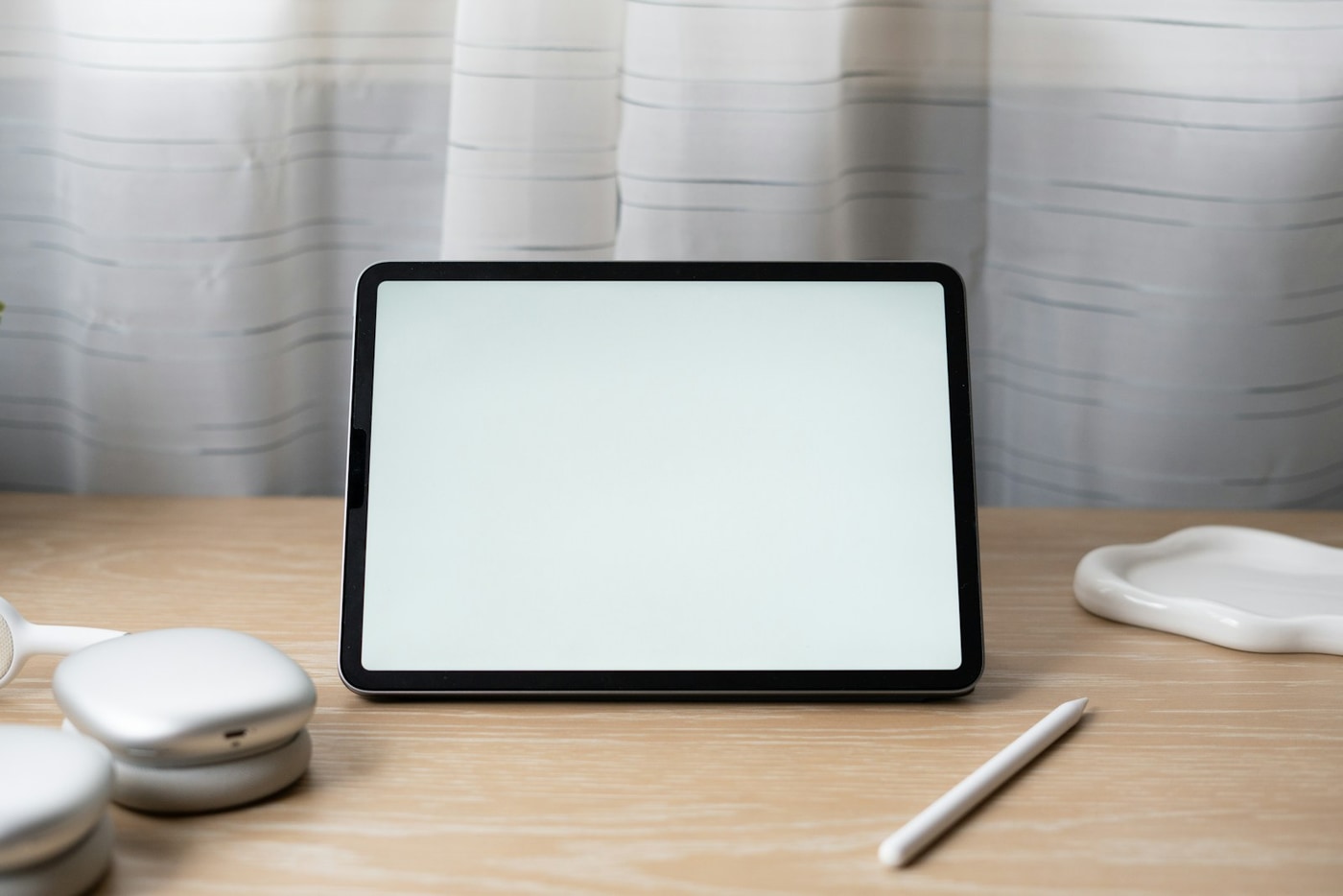 iPad sobre un escritorio luminoso
