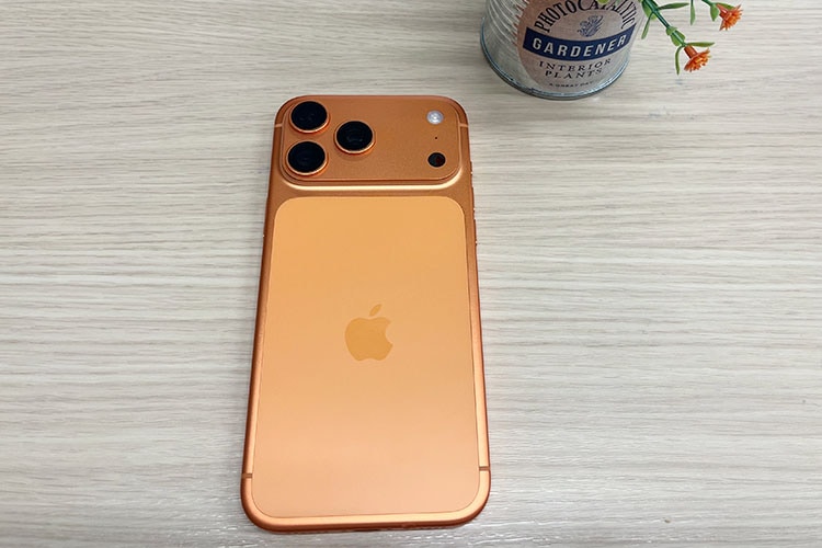 iPhone 17 Pro Max sobre una mesa clara