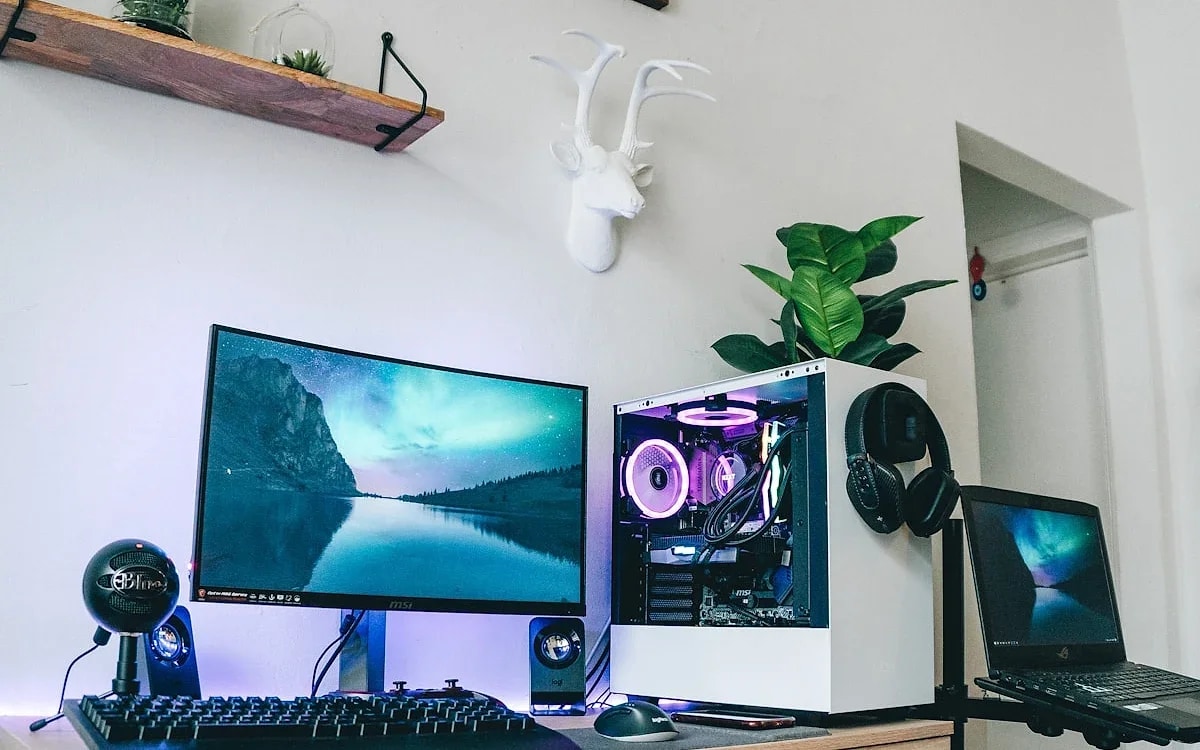 PC gaming y portátil en un escritorio