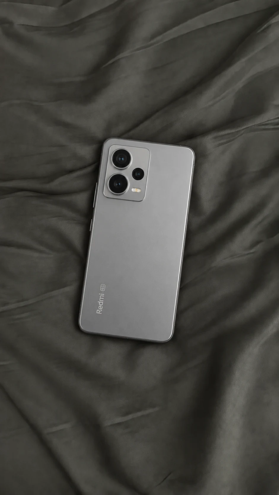 Redmi Note 12 Pro+ 5G sobre tela gris