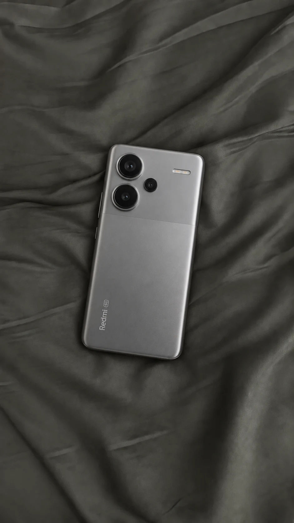 Redmi Note 13 Pro+ 5G sobre tela gris