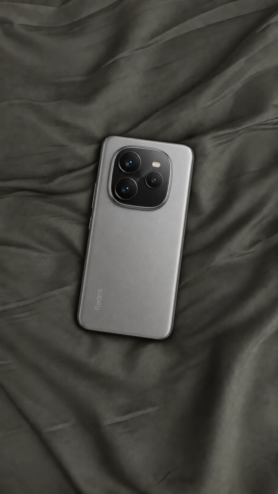 Redmi Note 15 Pro+ 5G sobre tela gris